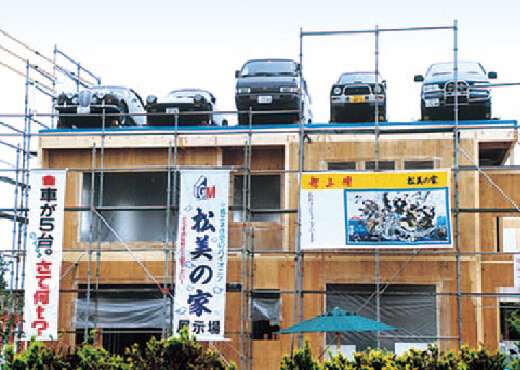 構造体に自動車5台を乗せ鉛直加力の実験を行なう