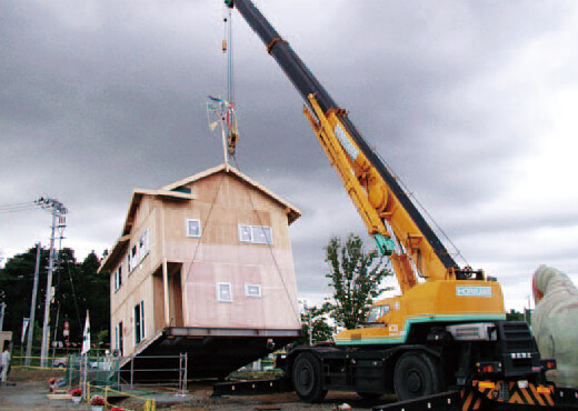 実物大の住宅構造体による耐震・傾斜公開実験